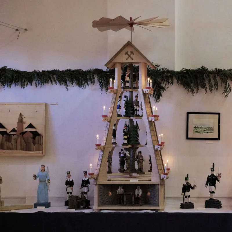 Stufenpyramide mit Bergmannsfiguren auf der Ausstellung