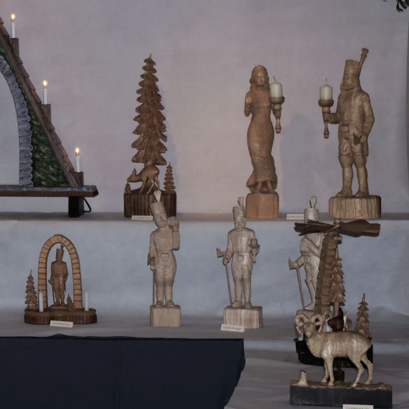 Geschnitzte Figuren in Naturholz — Nachtwächter, Bergleute und Mufflon