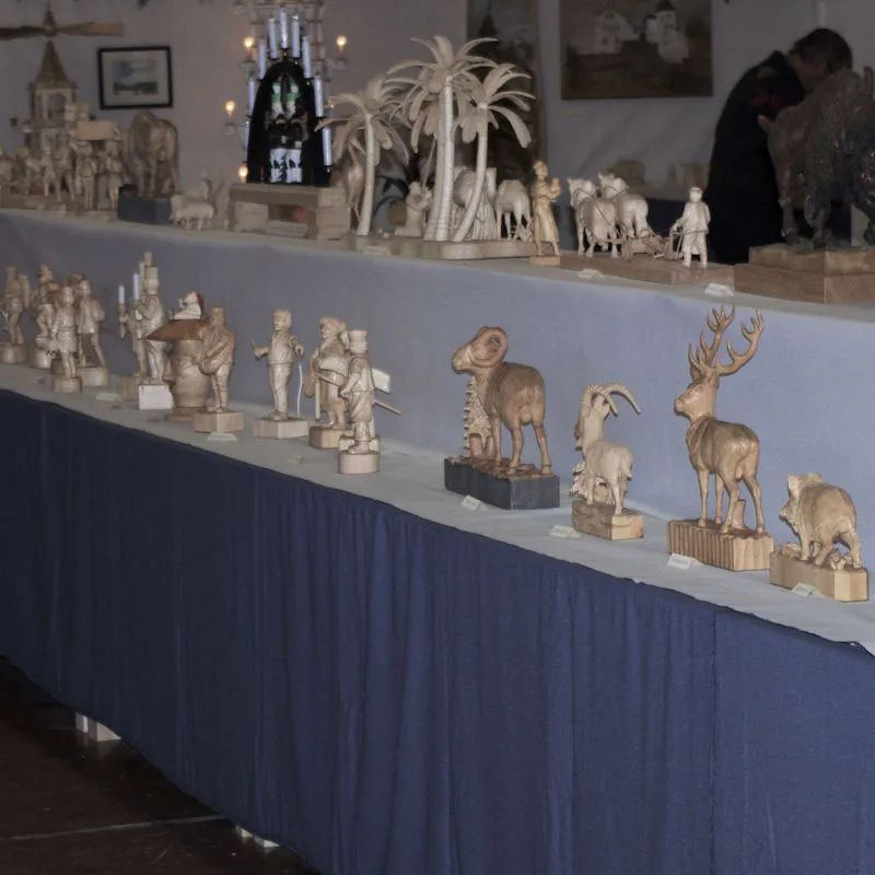 Geschnitzte Tierfiguren auf der Ausstellungstafel