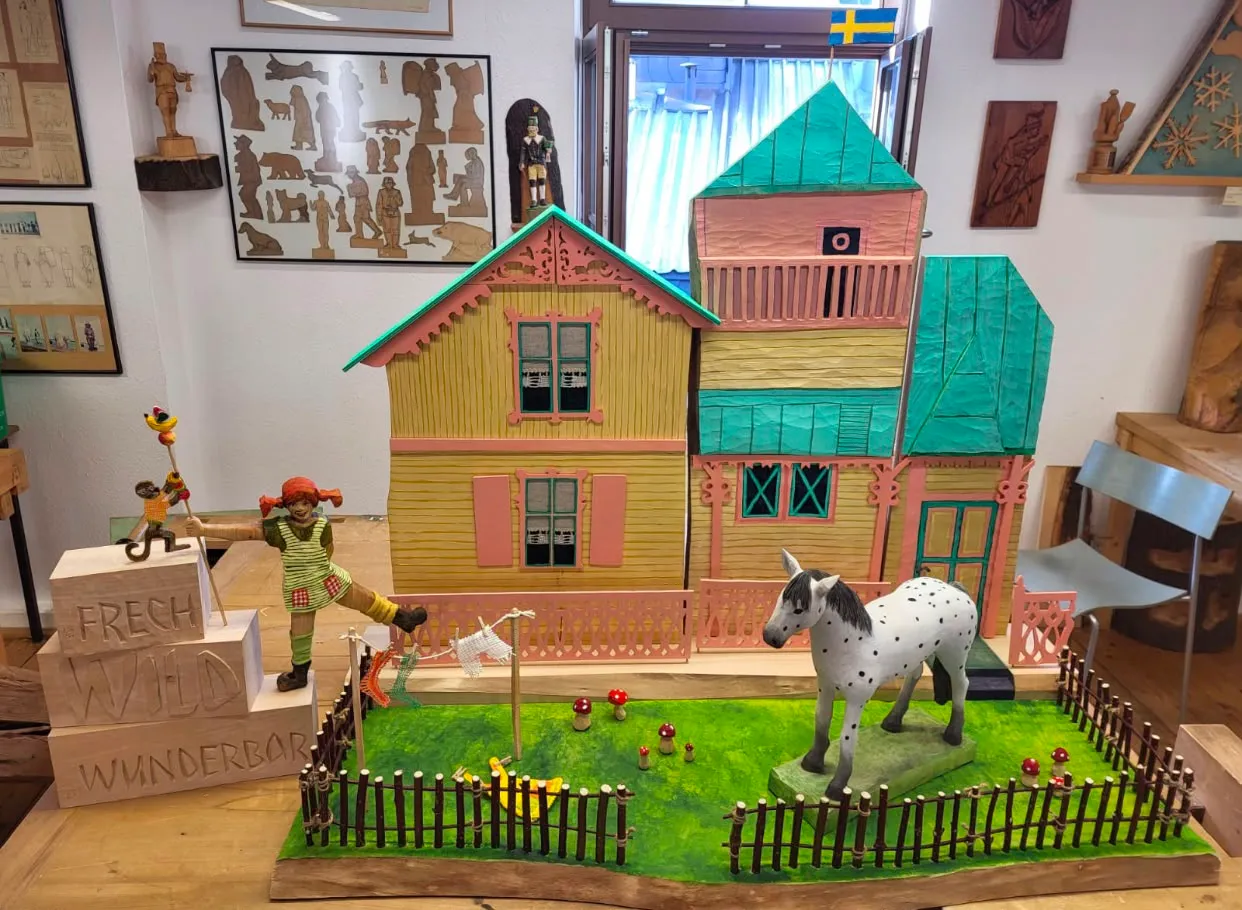 Geschnitzte Villa Kunterbunt mit Pippi Langstrumpf, ihrem getupften Pferd und den Schriftzügen frech, wild und wunderbar